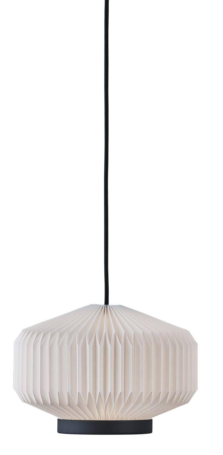 Weiße Shibui Pendelleuchte von Le Klint mit plissiertem Schirm und schwarzer Aufhängung. Design Lampe.